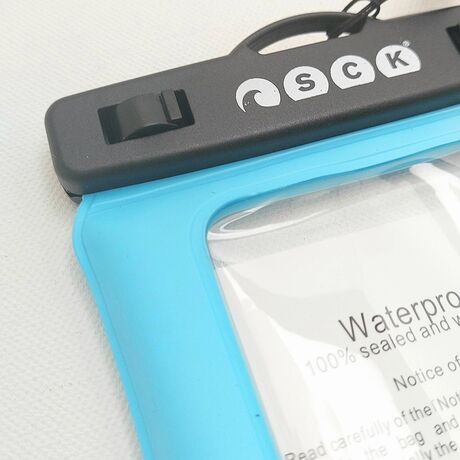 Αδιάβροχη θήκη κινητού με λουράκι που επιπλέει SCK γαλάζια έως 8&quot;